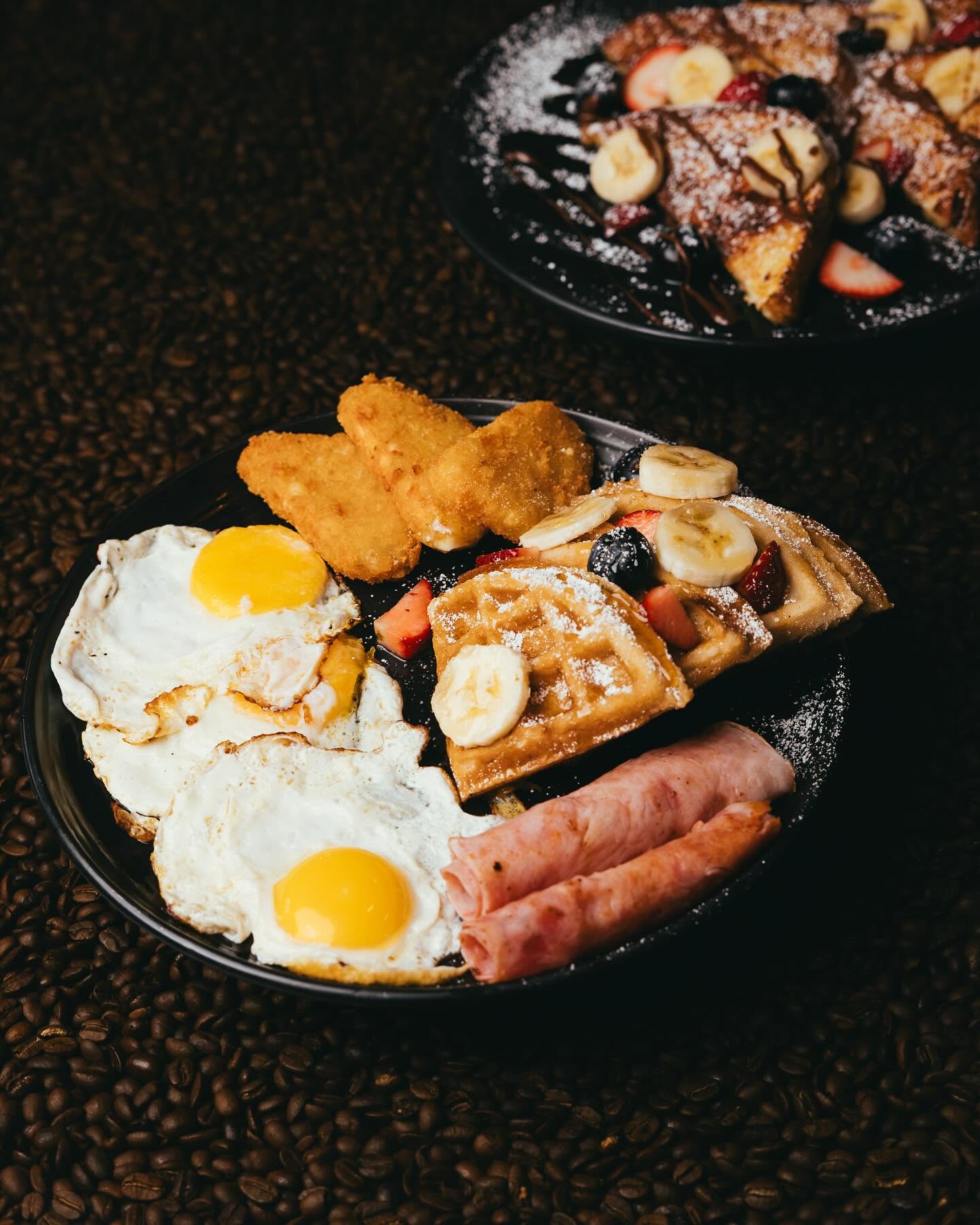 Desayuno Cabra Tostá con huevos, waffles, frutas y acompañantes