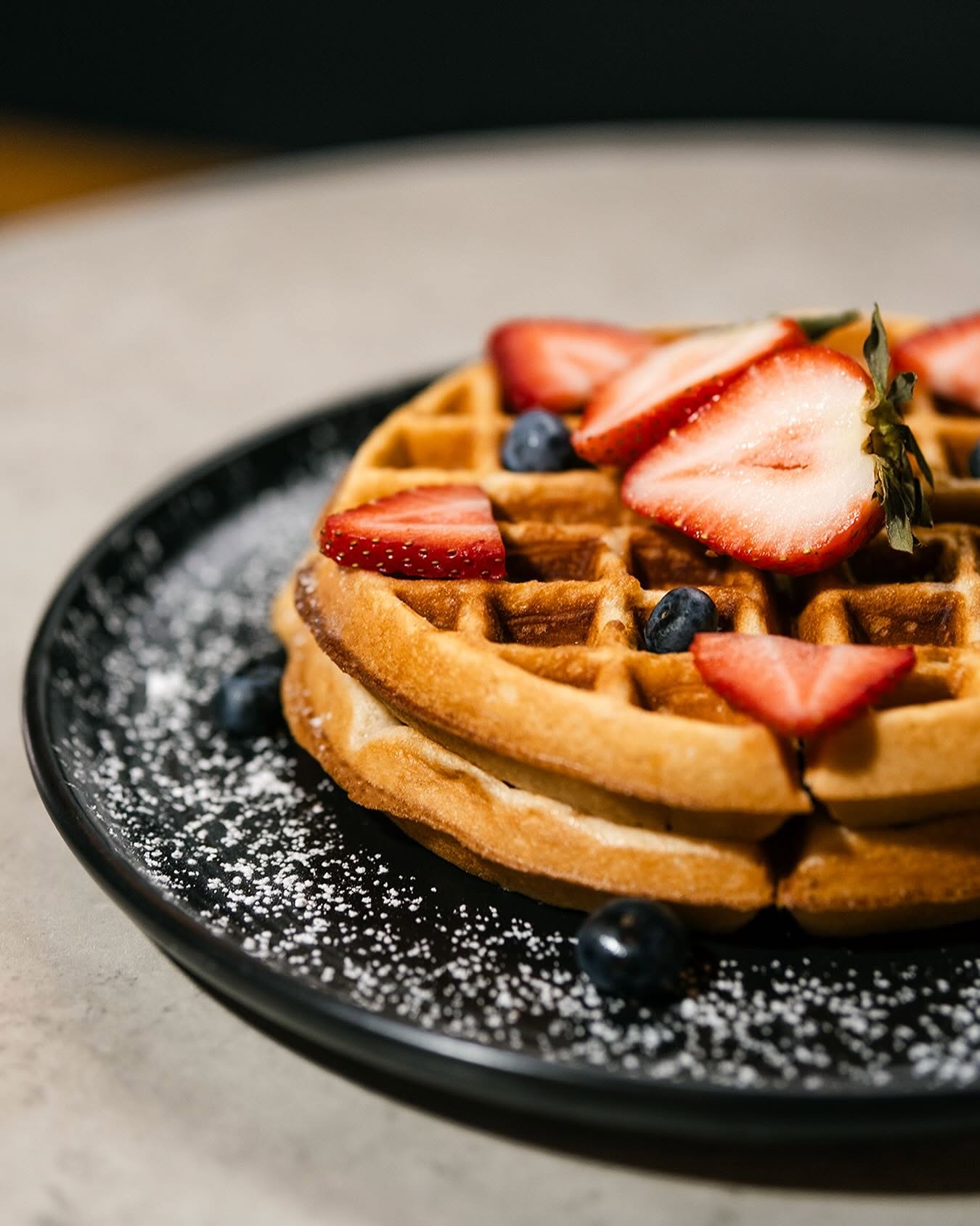 Waffles con fresas y blueberries en Cabra Tostá
