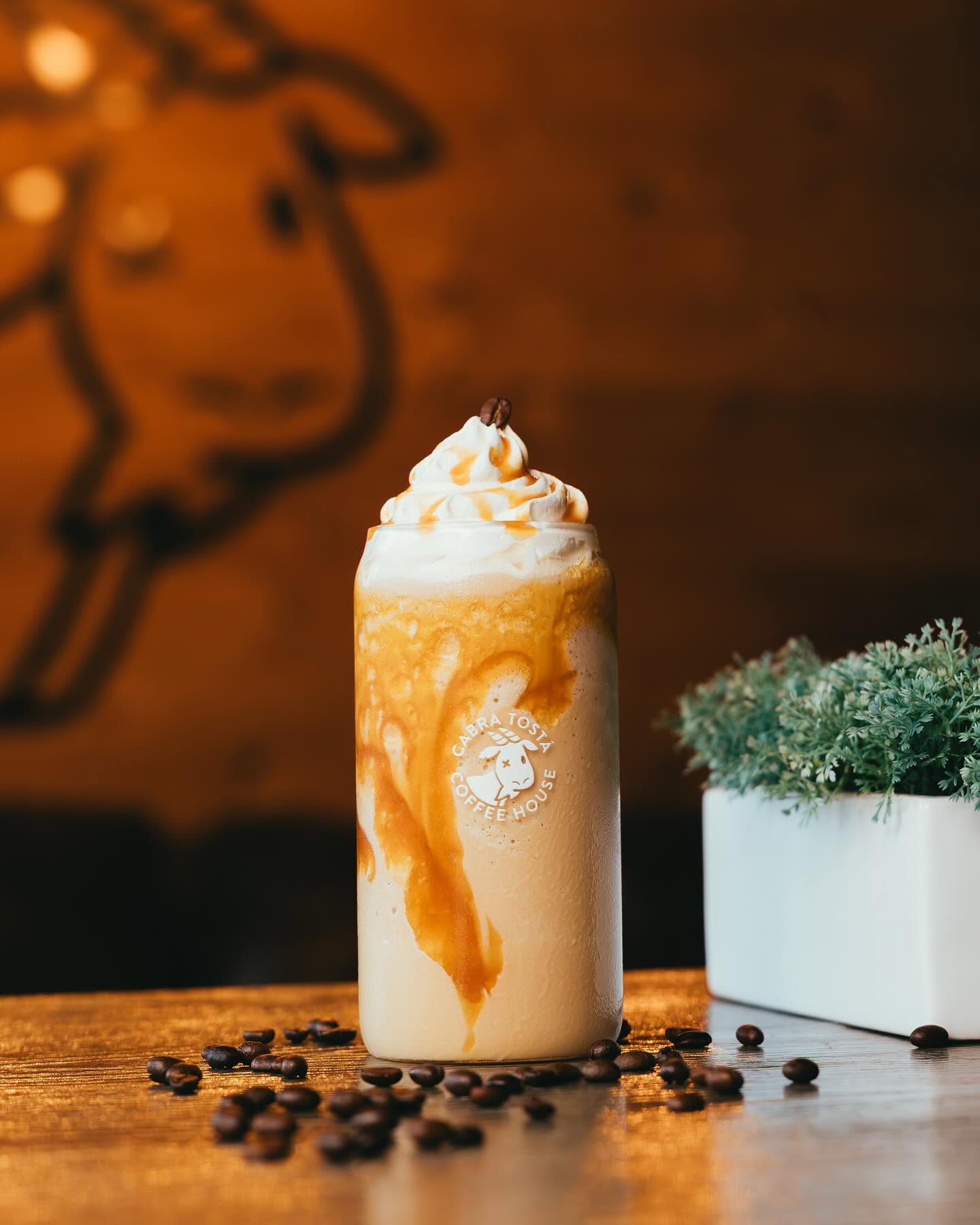 Frozen coffee de Cabra Tostá con crema batida y caramelo