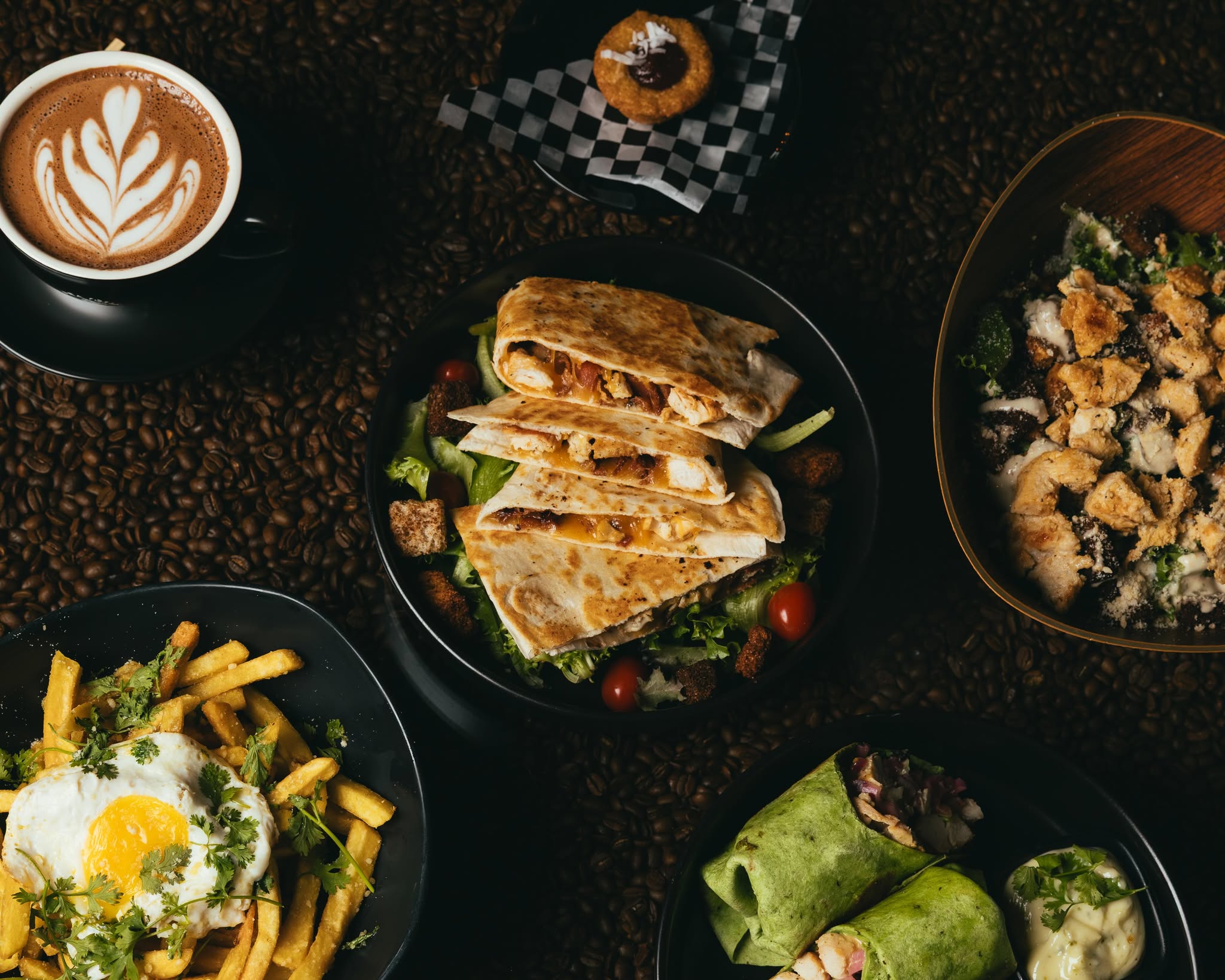 Café, quesadilla, ensalada y papas de Cabra Tostá