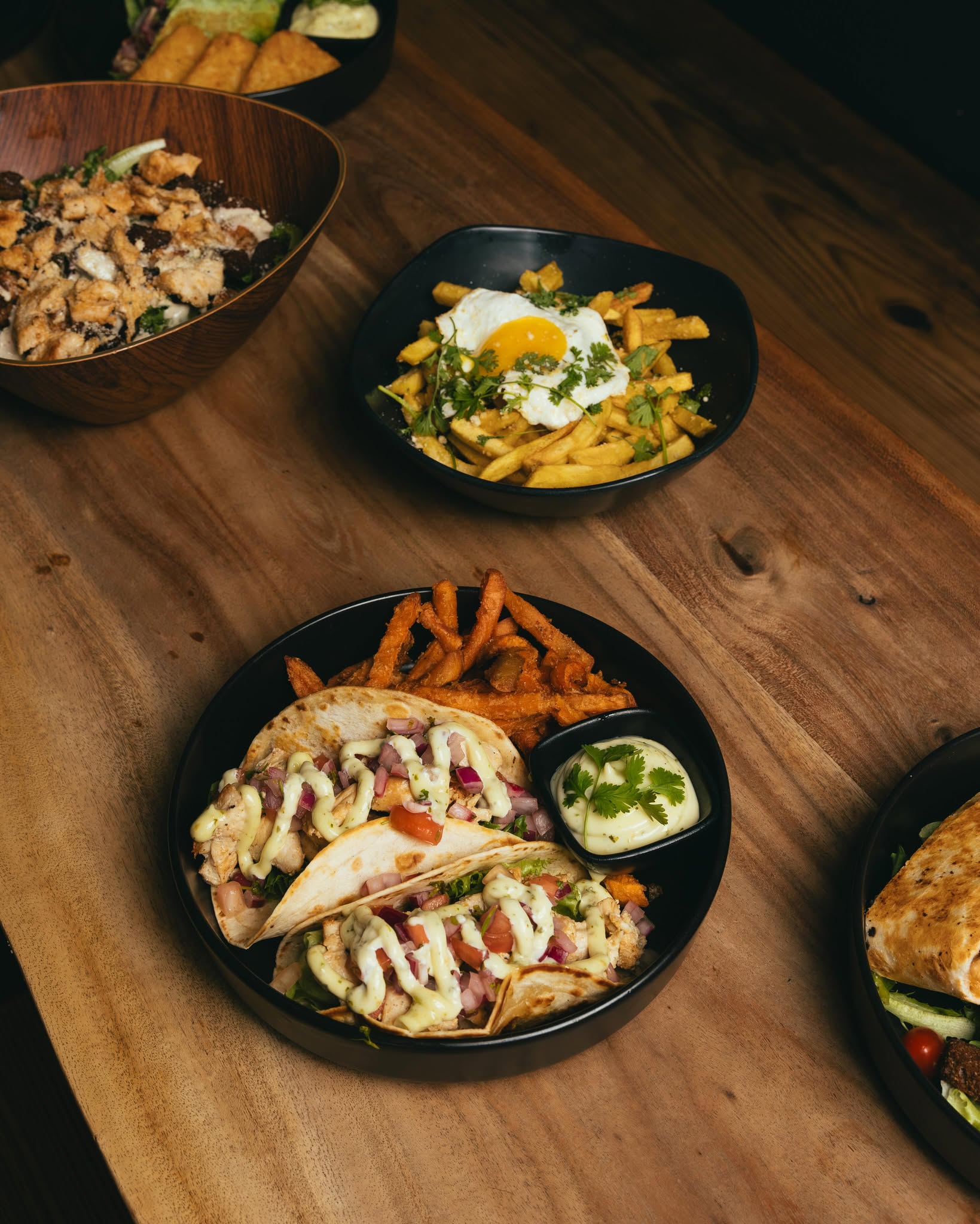 Tacos, papas y ensalada servidos en Cabra Tostá