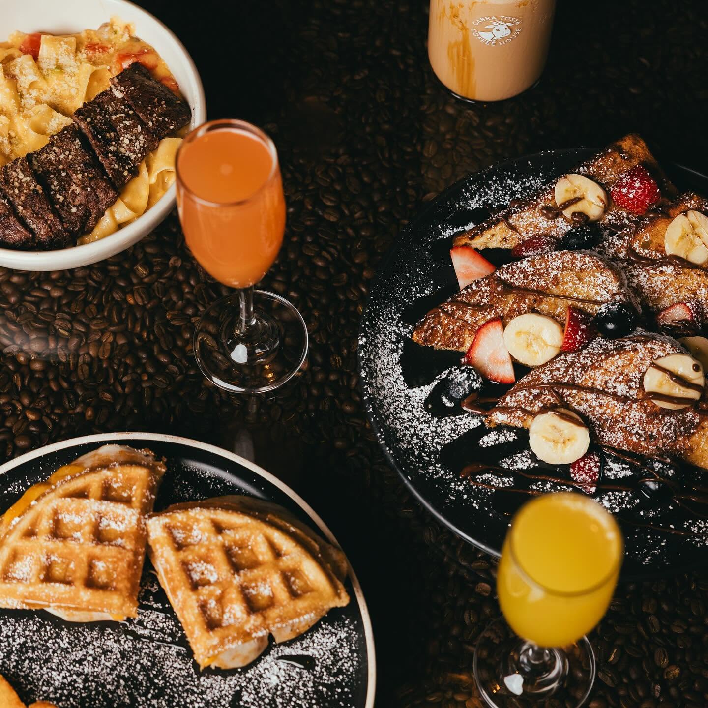Mesa de Cabra Tostá con desayunos, bebidas y café